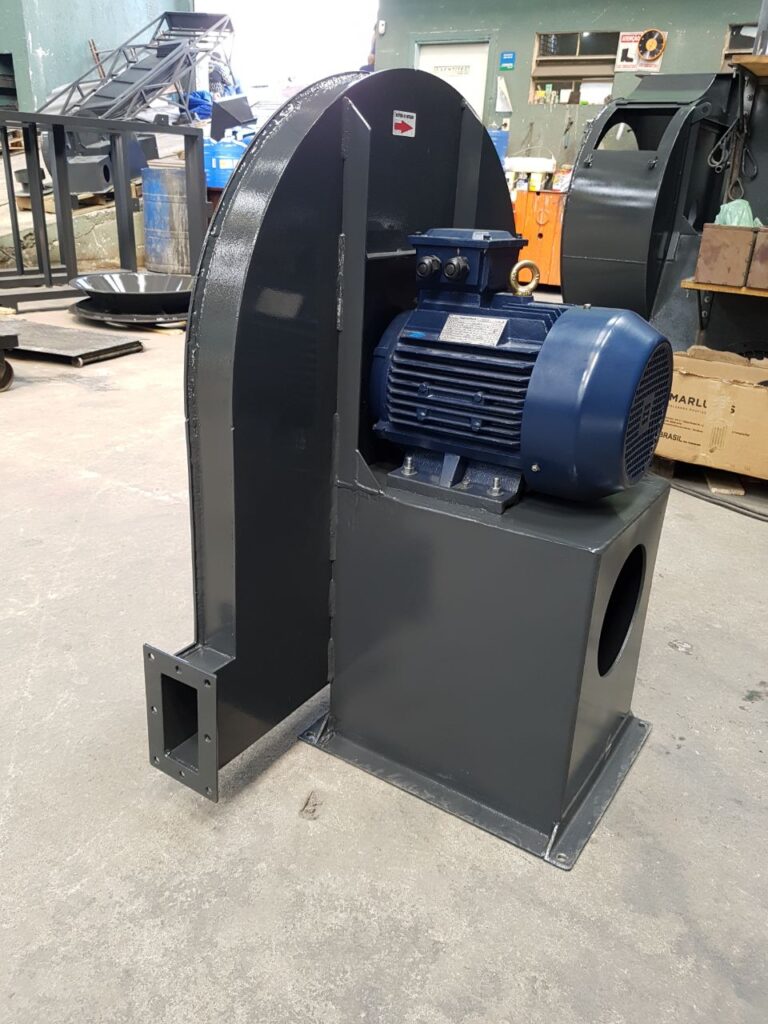 Entenda a diferença: Quando usar um exaustor Centrífugo Alta Pressão vs. baixa pressão.