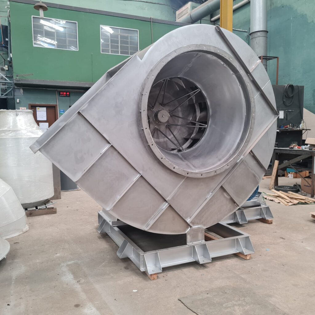 O Erro Mais Caro na Ventilação Industrial: Quando a Exaustão é Tratada como Acessório e Não como Sistema